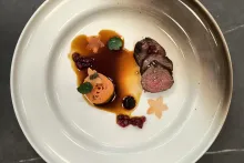 Ondřej Koráb | Jelení hřbet, konfitovaná sladká brambora, černý česnek, brusinky