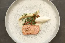 Ondřej Koráb | Marinovaný losos, květákový pudink, pažitková omáčka s lososovým kaviárem