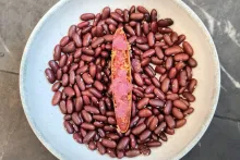 Ondřej Koráb | Pohanková tartaletka (hovězí tartar, sušený žloutek, cibulový kaviár)