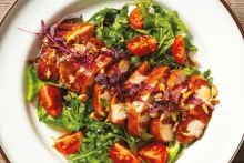 Kuřecí prsa v balzamikové omáčce, salát z rukoly a piniových oříšků