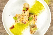 Tatarák z tuňáka v trubičce z bílého chleba