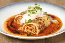 Telecí ragú v palačince, krémová smetanová omáčka, nakládaná kedlubna