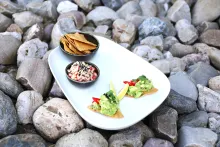 Totopos con guacamole a Ceviche de salmón