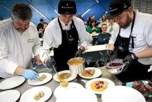 Perfect Chefs – vývary | Hovězí steak se svíčkovou omáčkou, špekovým knedlíkem a marinovanými brusinkami