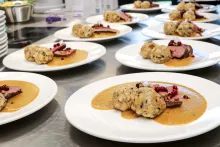 Perfect Chefs – vývary | Hovězí steak se svíčkovou omáčkou, špekovým knedlíkem a marinovanými brusinkami