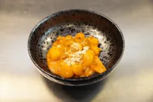 Philipp Kohlweg: Gnocchi se smaženou italskou klobáskou, kapusta, prach z oleje z medvědího česneku