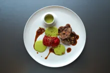 Philipp Kohlweg: Do růžova pečený jelení ořech s dýňovým olejem a rybízovou šťávou