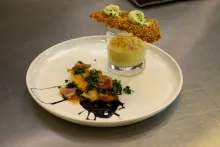 Philipp Kohlweg: Kuřecí prsa s vejcem Onsen, kukuřičná espuma & Grilované kuřecí stehno s fermentovanými solenými citrony, prosciutto a středomořské bramborové pyré