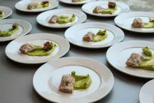 Philipp Kohlweg: Letní rolky s tuňákovým tataráčkem, avokádo, emulze se sezamovým olejem