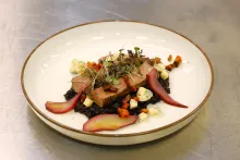 Zvěřina Petron | Hřbet z daňka s černou rýží, pečenými hruškami a gorgonzolou