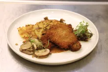 Zvěřina Petron | Jelení řízek s bramborovým röstem a žampiony