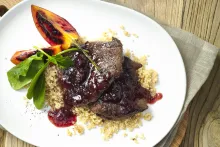 Zvěřina Petron | Medialonky z kančí kýty, višňový přeliv, kuskus