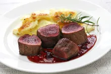 Zvěřina Petron | Daňčí svíčková, brusinková omáčka, šťouchané brambory