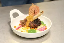 Zvěřina Petron | Srnčí kolínko s polentou, gremolatou a nakládanou podzimní zeleninou