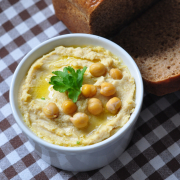 Hummus – pochoutka z cizrny, sezamové pasty a olivového oleje