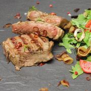 Hovězí Rib eye steak s rukolovým salátem a křupavou pancettou