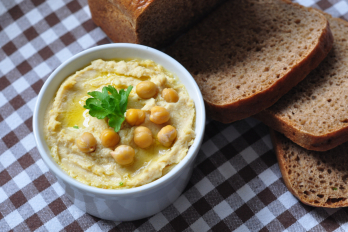 Hummus – pochoutka z cizrny, sezamové pasty a olivového oleje