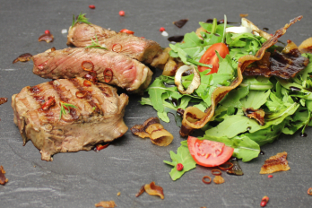 Hovězí Rib eye steak s rukolovým salátem a křupavou pancettou