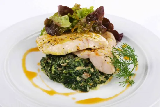 Filety z mořské štiky pečené na smetanovém špenátu se sýrem a bazalkou