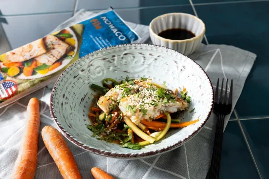 Asijský salát s rybím filé Nowaco